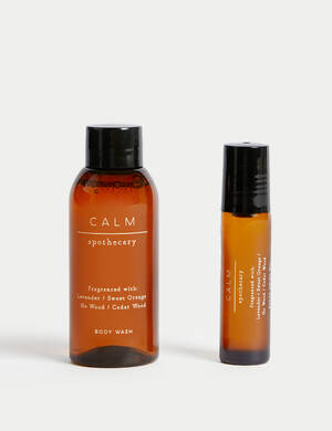 marksandspencer_XMAS2023_GIFTSHOP_T20_0628_Apothecary CALM darkova kosmeticka sada_sprchovy gel a aromaticky olej_levandule pomeranc drevo_249Kc_foto2.jpg